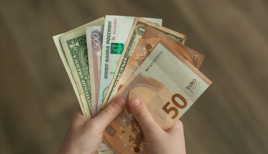Azərbaycanlılar kütləvi şəkildə pullarını Rusiyadan çıxarır - Kritik gəlişmə