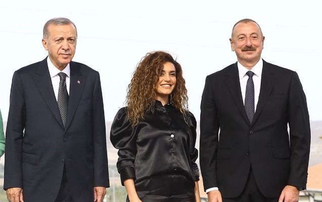 Prezident Çinarəni səhnəyə dəvət etdi - VİDEO
