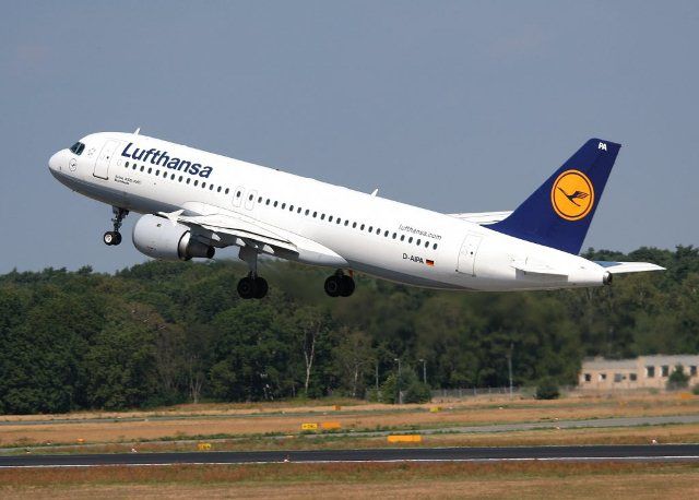 Frankfurt-Astana reysi üzrə uçan təyyarə Bakıya eniş etdi