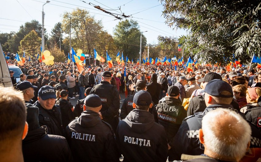 Etirazçılarla polis arasında TOQQUŞMA 