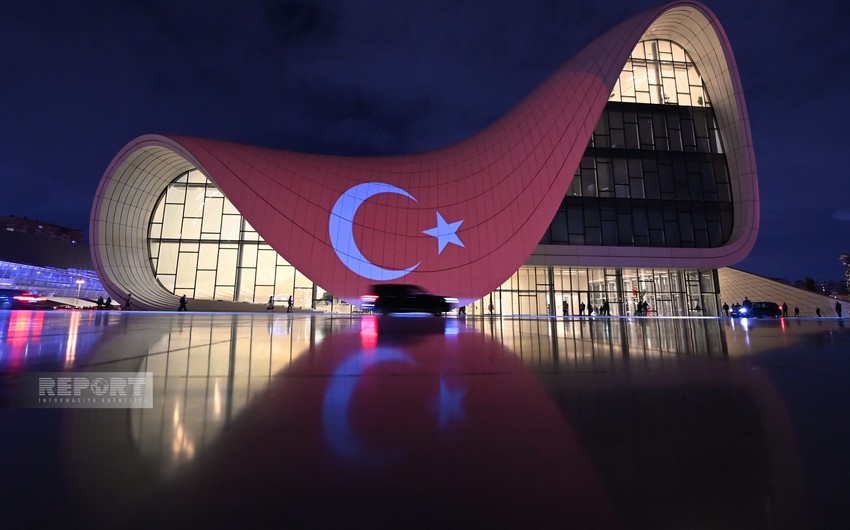 Heydər Əliyev Mərkəzi Türkiyə bayrağı ilə işıqlandırıldı