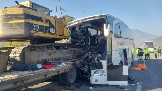 Tur avtobusu inşaat maşınına çırpıldı - 3 ölü, 8 yaralı
