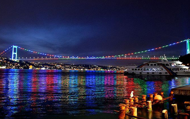 İstanbulda Şəhidlər körpüsü Azərbaycan bayrağı rənglərində