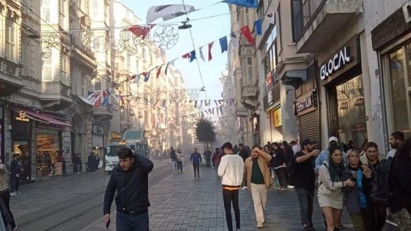 İstanbulun Taksim meydanında partlayış: 10 yaralı -VİDEO