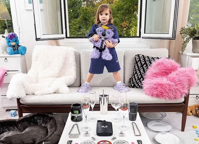 “Balenciaga” reklamında seks oyuncaqları skandalı - FOTO