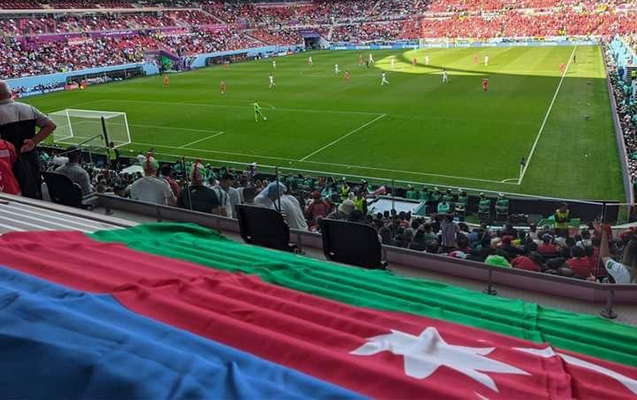 Uels – İran oyununda Azərbaycan bayrağı - FOTO