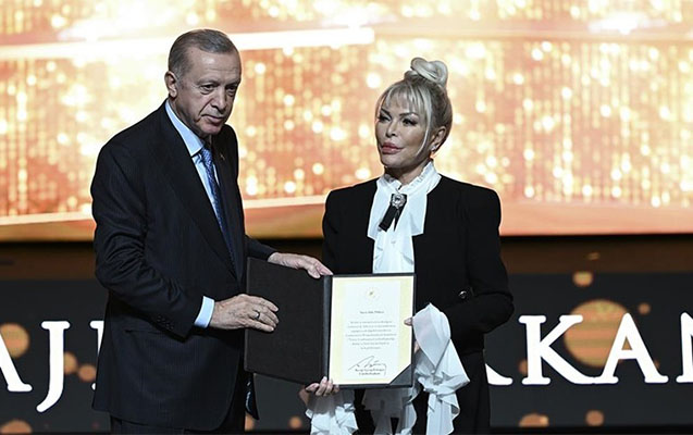 Ərdoğan Ajda Pekkanı təltif etdi