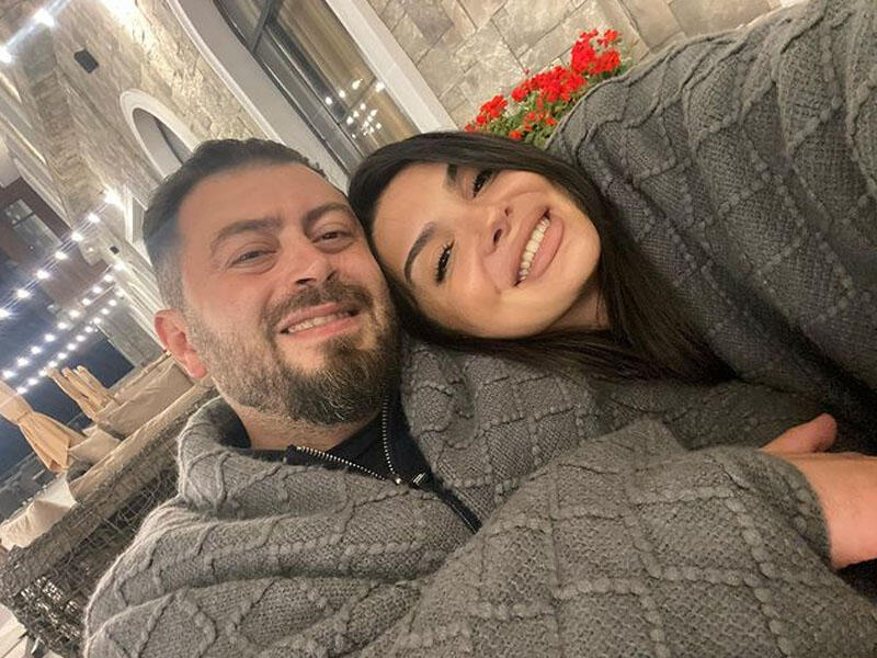 Azərbaycanlı məşhur ilk evlilikdən olan övladlarını ikinci ailəsinin içinə gətirdi - FOTO
