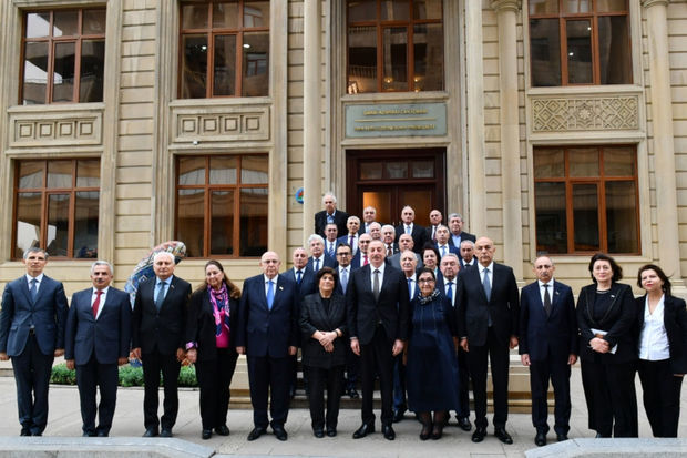 Prezident Qərbi Azərbaycan İcmasının inzibati binasında yaradılan şəraitlə tanış oldu - FOTOLAR + YENİLƏNİB