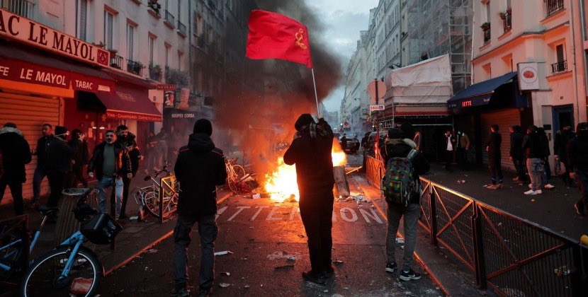 Terrordan sonra polislə toqquşmalar başladı - Kürdlər Parisdə yanğınlar törətdi