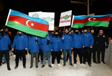 Laçın yolunda aksiya davam edir, şüarlar səsləndirilir 