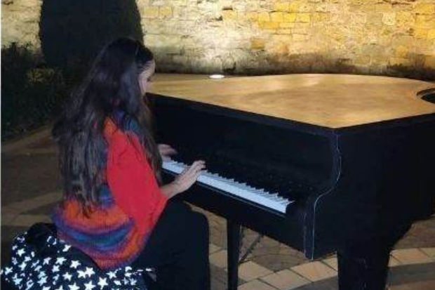 Leyla Əliyeva İçərişəhərdə piano ifa etdi - VİDEO
