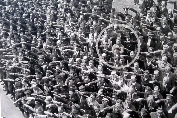 “Nasist salamını verməkdən imtina edən adam” FOTOSUNUN HEKAYƏSİ