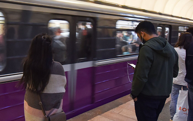 Metroda ŞOK HADİSƏ: Halı pisləşən sərnişin öldü