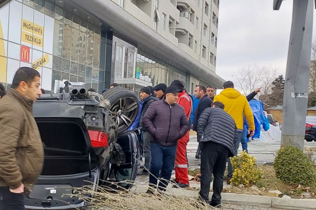 Bakıda dəhşətli qəza: BMW aşdı,