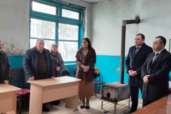 Nazirin müşaviri tualet problemi olan məktəbə getdi