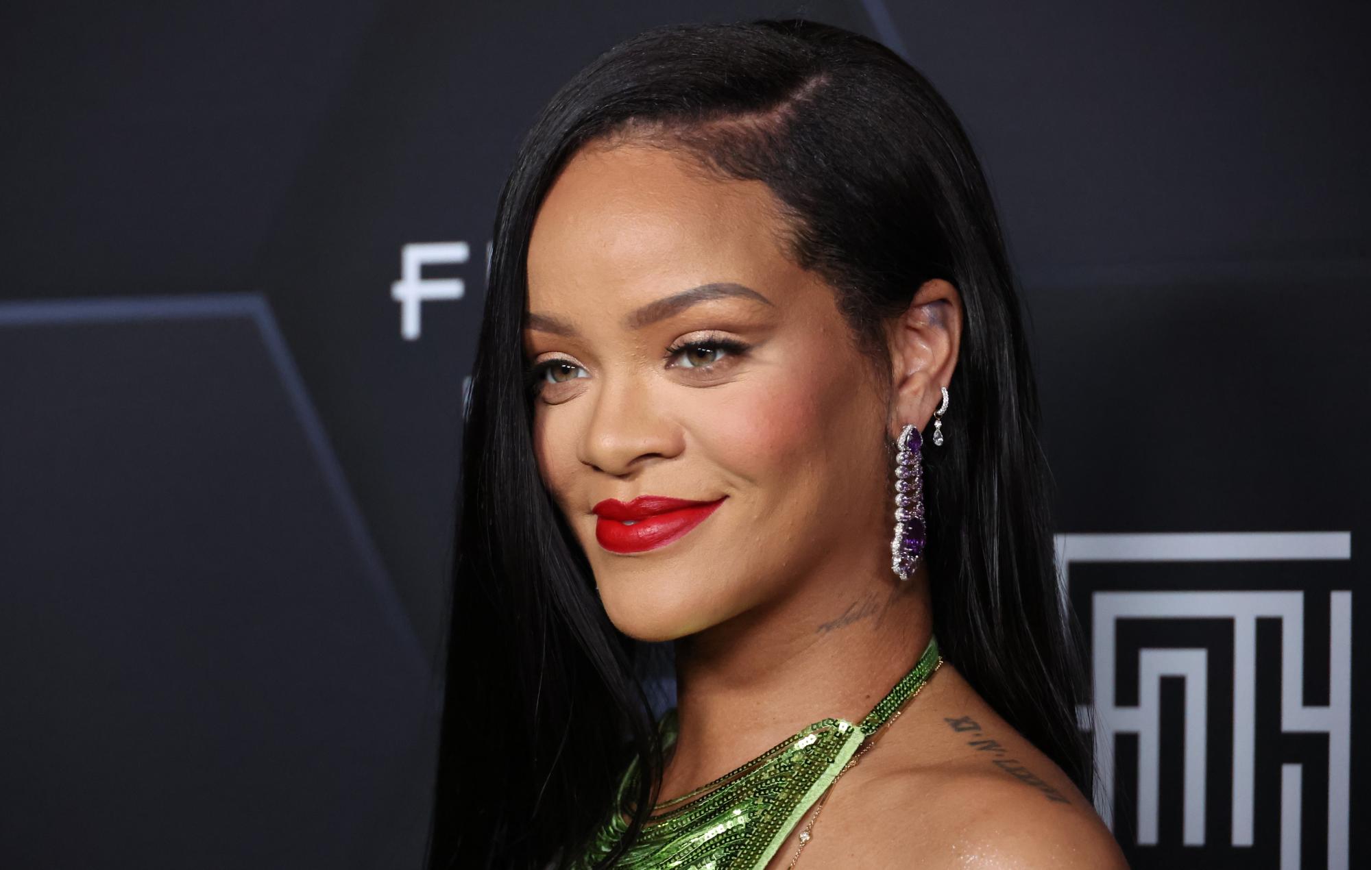 Rihanna yenidən öz brendinin seksual alt paltarı reklamında - FOTOLAR 