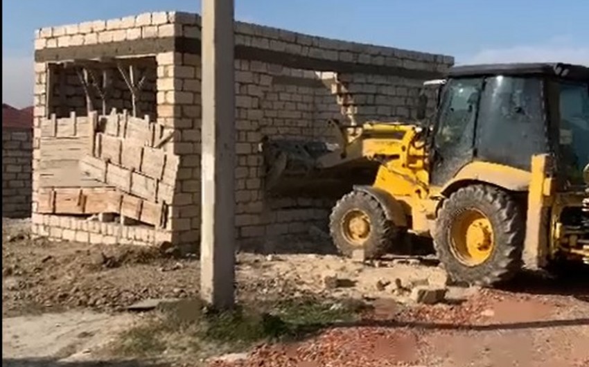 Bakıda daha bir qanunsuz tikili söküldü - VİDEO