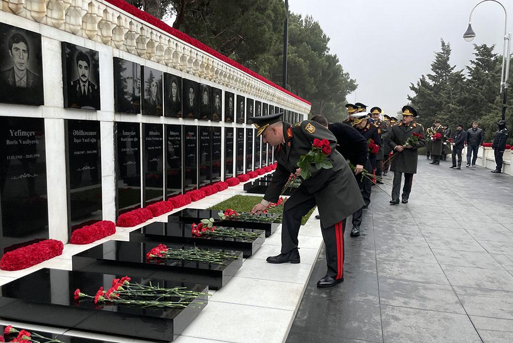Müdafiə Nazirliyinin şəxsi heyəti Şəhidlər xiyabanını ziyarət etdi - FOTO