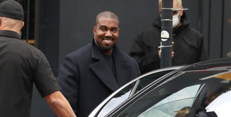 Kanye Uest pərəstişkarına kobud rəftar etdi, telefonunu sındırdı - VİDEO