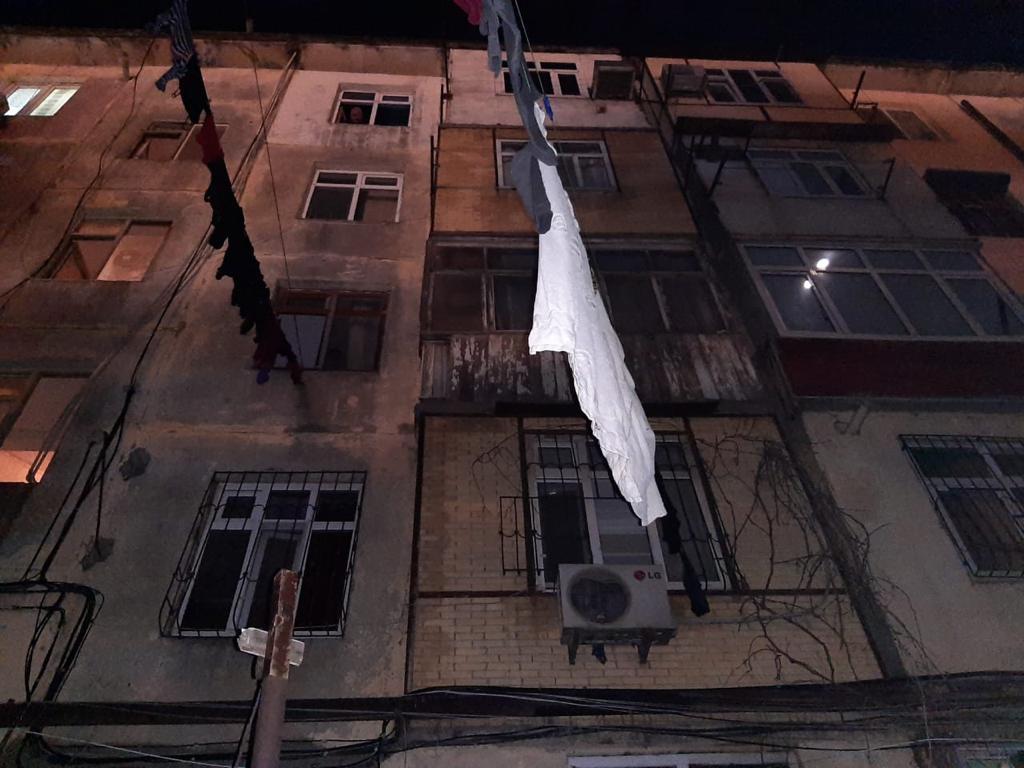 Bakıda yaşayış binasında partlayış oldu, xəsarət alan var - FOTO