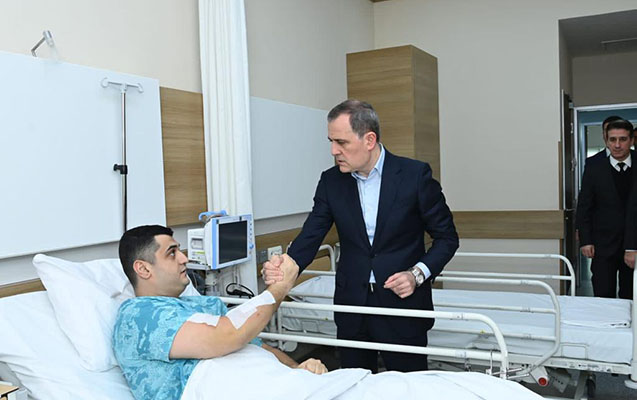 Nazir səfirliyimizə hücumda yaralananlara baş çəkdi - Fotolar