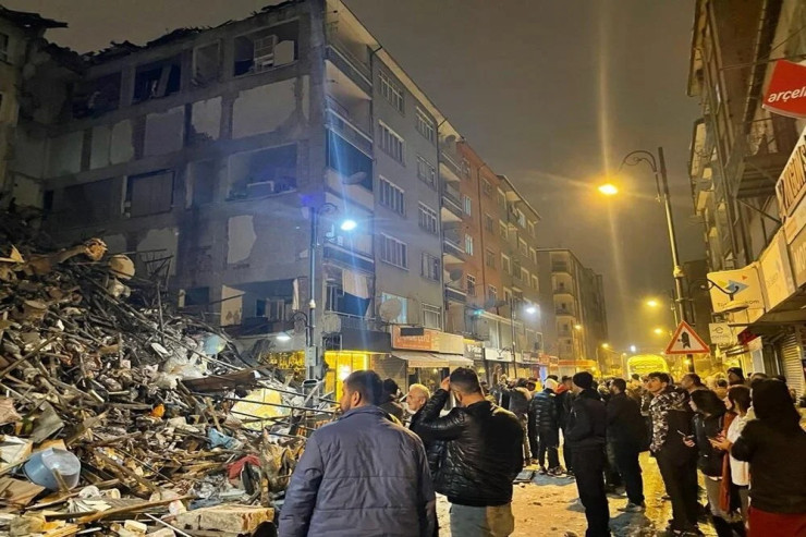 Türkiyəli məşhur qapıçı dağıntılar altında qaldı - FOTO
