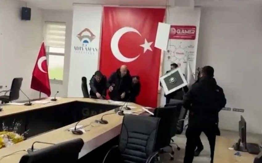 Türkiyədə nazir toplantı keçirən zaman zəlzələ oldu - VİDEO