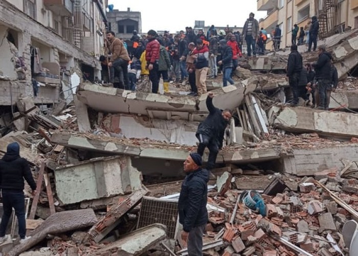 Üç yaşlı Miran 22 saat sonra dağıntılar altından sağ çıxarıldı - FOTO