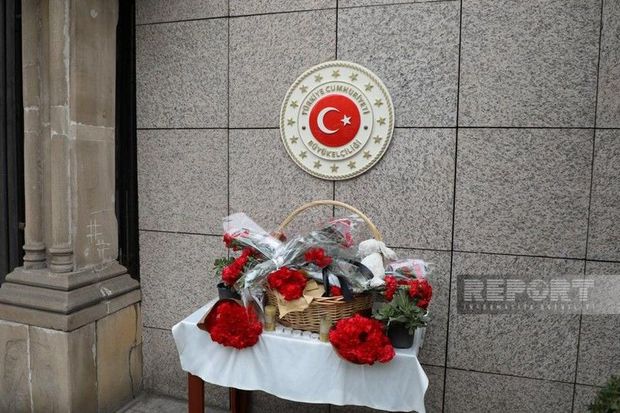 Vətəndaşlarımız Bakıdakı Türkiyə səfirliyinin qarşısında zəlzələ qurbanlarını anırlar - FOTO