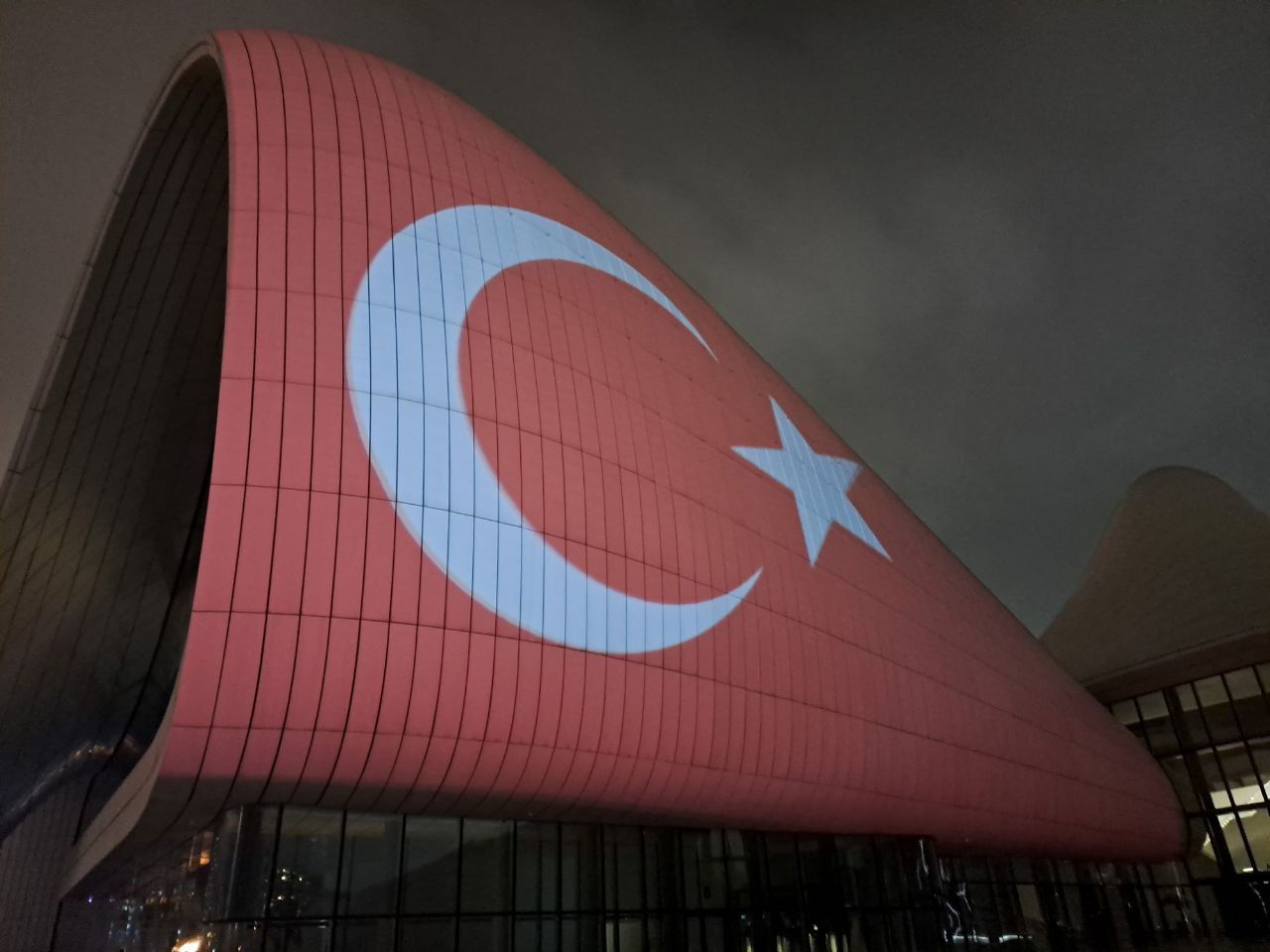 Heydər Əliyev Mərkəzi Türkiyə bayrağı ilə işıqlandırılır - VİDEO