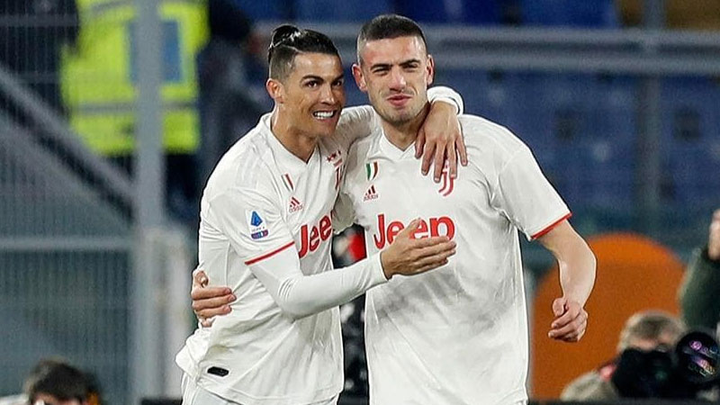 Dünyaca məşhur futbolçulardan Türkiyəyə yardım - FOTOLAR
