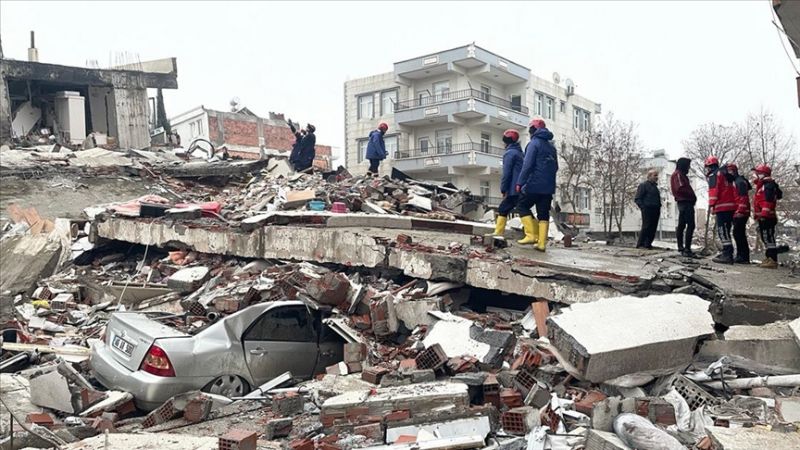 Türkiyədə pişik 3 nəfərlik ailəni dağıntılar altından xilas etdi - FOTO