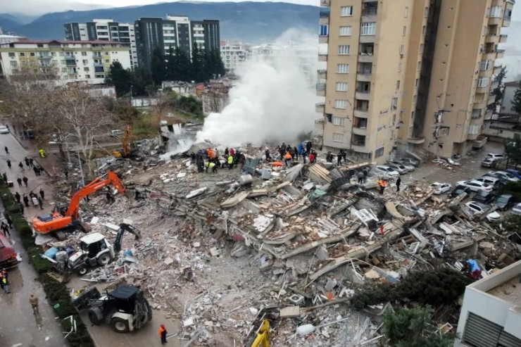 Tikdiyi binanın dağıntıları altında oğlunu axtarır - FOTO