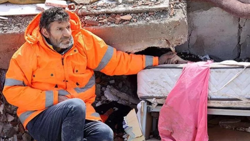Məşhur müğənni evini zəlzələdə qızını itirən ataya verdi - FOTOLAR