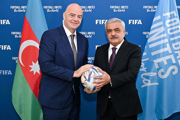 Rövnəq Abdullayev FIFA-nın prezidenti ilə görüşdü