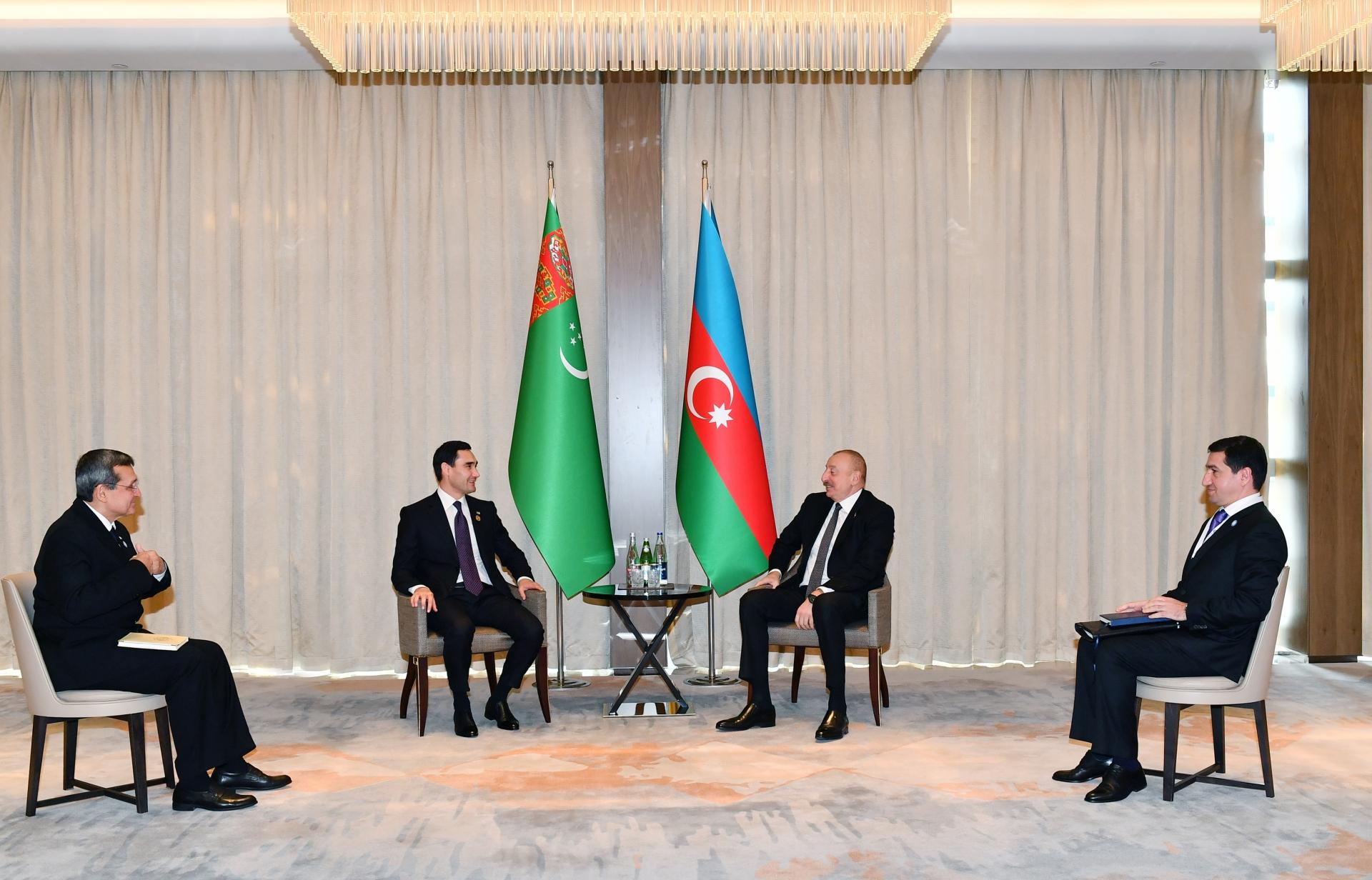 Azərbaycan Prezidenti türkmənistanlı həmkarı ilə görüşdü - FOTO