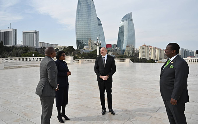 Prezident qonaqlarla Dağüstü parkda - FOTOLAR