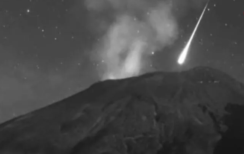Popokatepetl vulkanını izləyənlərə meteorit şoku – FOTO