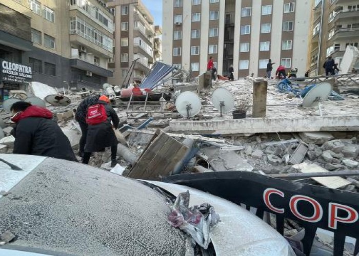 Türkiyədə bina çöküb, dağıntılar altında qalanlar var - VİDEO