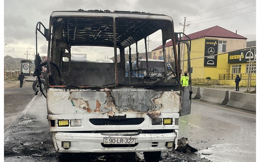 Bakıda sərnişin avtobusu yandı - VİDEO