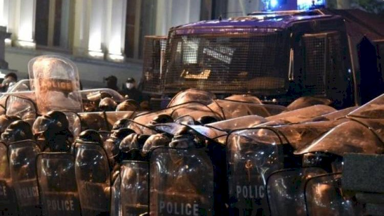 Gürcü fəallar parlament binasını yandırıb - DİN-dın açıqlama