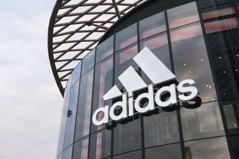 “Adidas” məşhur reperə görə çətin vəziyyətdə qaldı: Çıxış yolu isə..