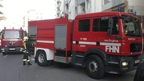 Bakıda yaşayış binasında yanğın başladı - FOTO