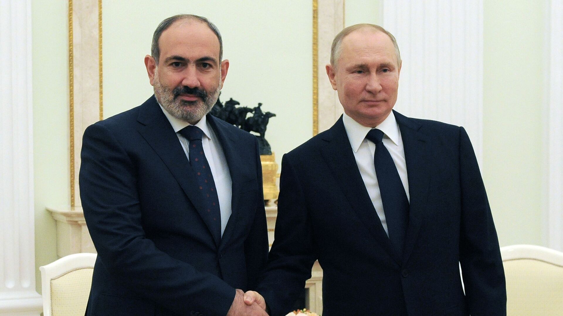 Putinlə Paşinyan üçtərəfli bəyanatların icrasını müzakirə etdilər