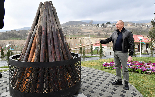 İlham Əliyev və ailəsi Novruz tonqalını alovlandırdı - FOTOLAR