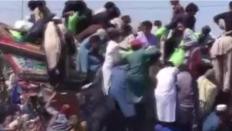 Pakistanda pulsuz un izdihamı: 5 nəfər öldü