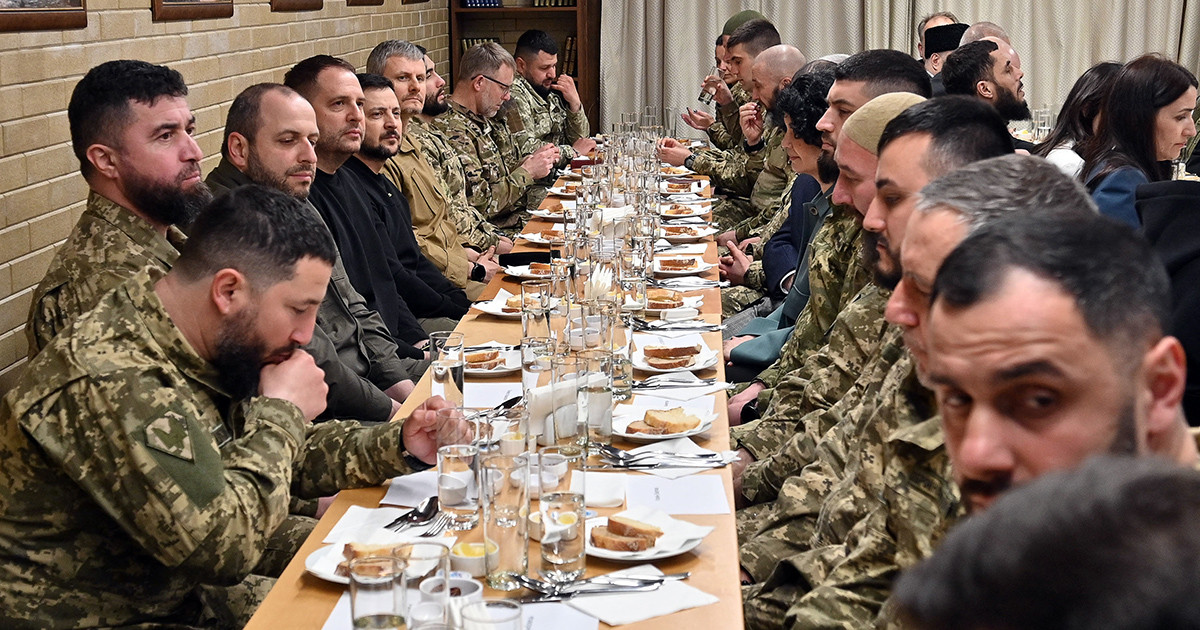 Zelenski Ukrayna ordusunun müsəlman əsgərləri ilə birgə İFTAR ETDİ - FOTOLAR