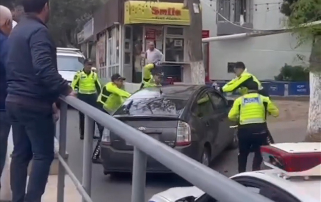 Bakıda sürücü “Prius”u polislərin üzərinə sürdü - VİDEO