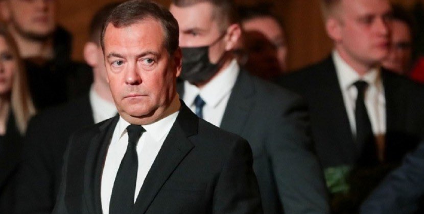 “Xaxolların ayaq altına yıxılıb” - Medvedev Elon Maskı Twitter-də bloklamaya görə təhqir etdi